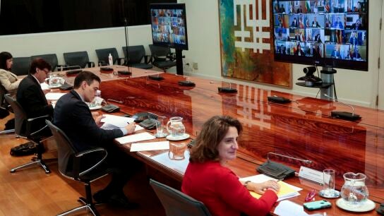 El presidente del Gobierno, Pedro S&aacute;nchez, mantiene una videoconferencia con los presidentes auton&oacute;micos