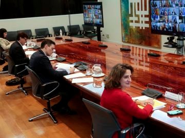 El presidente del Gobierno, Pedro Sánchez, mantiene una videoconferencia con los presidentes autonómicos