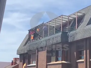 El angustioso momento en el que el hombre atrincherado en Valladolid se sube a la barandilla del balcón El angustioso momento en el que el hombre atrincherado en Valladolid se sube a la barandilla del balcón