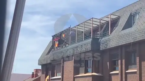 El angustioso momento en el que el hombre atrincherado en Valladolid se sube a la barandilla del balcón El angustioso momento en el que el hombre atrincherado en Valladolid se sube a la barandilla del balcón