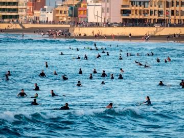 Cientos de surfistas invaden la playa de Las Canteras durante la desescalada del coronavirus