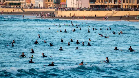 Cientos de surfistas invaden la playa de Las Canteras durante la desescalada del coronavirus Cientos de surfistas invaden la playa de Las Canteras durante la desescalada del coronavirus