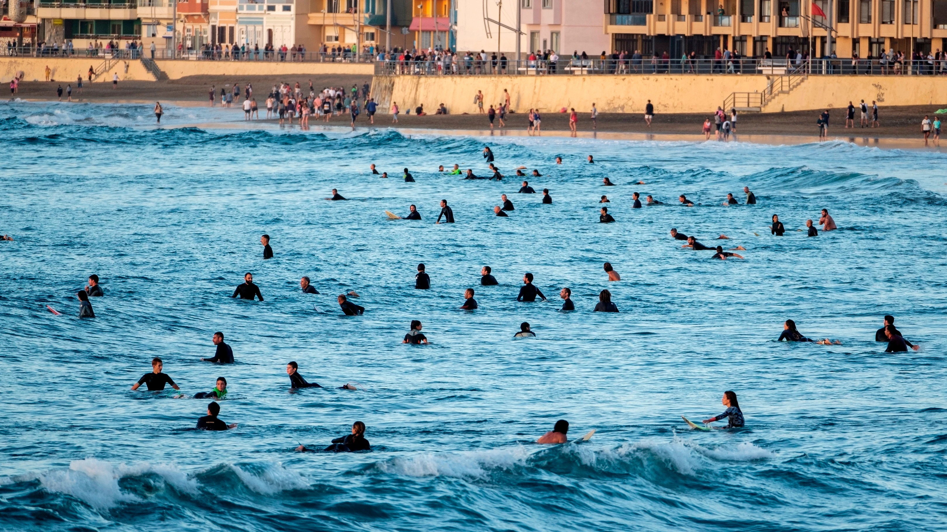 Cientos de surfistas invaden la playa de Las Canteras durante la desescalada del coronavirus