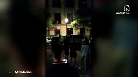 Las imágenes de la treintena de botellones con cientos de jóvenes multados en Madrid Las imágenes de la treintena de botellones con cientos de jóvenes multados en Madrid