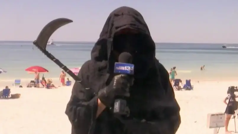 Un hombre se viste de parca para protestar por la reapertura de las playas en Florida Un hombre se viste de parca para protestar por la reapertura de las playas en Florida