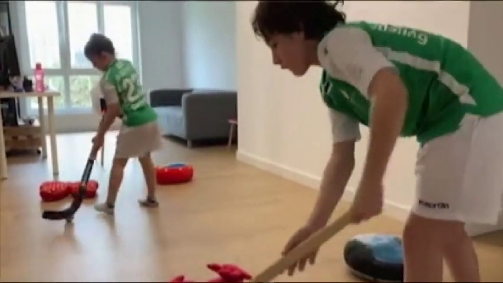 El entrenamiento online de los jugadores del Liceo de hockey de A Coruña con los niños de la cantera