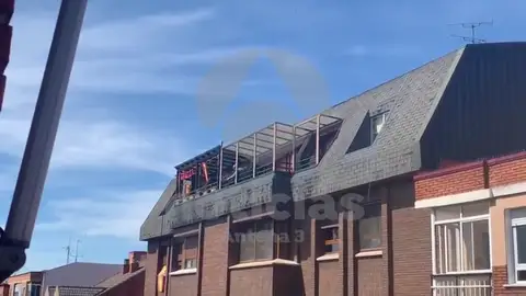 Los vecinos narran el momento en el que el atrincherado en Valladolid tira una cuerda desde el balcón Los vecinos narran el momento en el que el atrincherado en Valladolid tira una cuerda desde el balcón