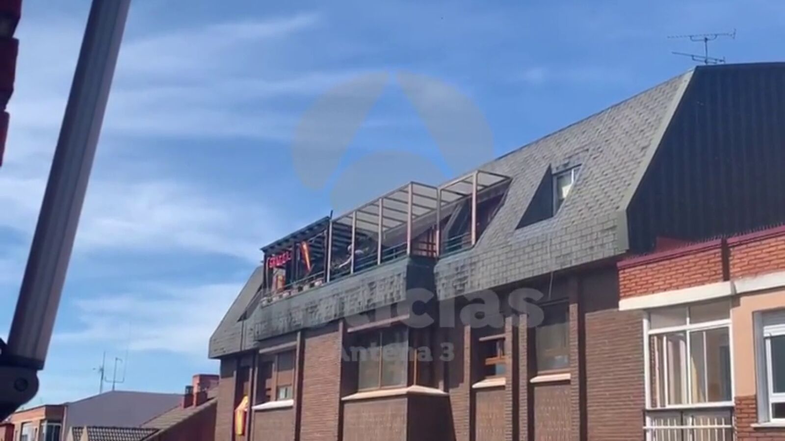 Los vecinos narran el momento en el que el atrincherado en Valladolid tira una cuerda desde el balcón 