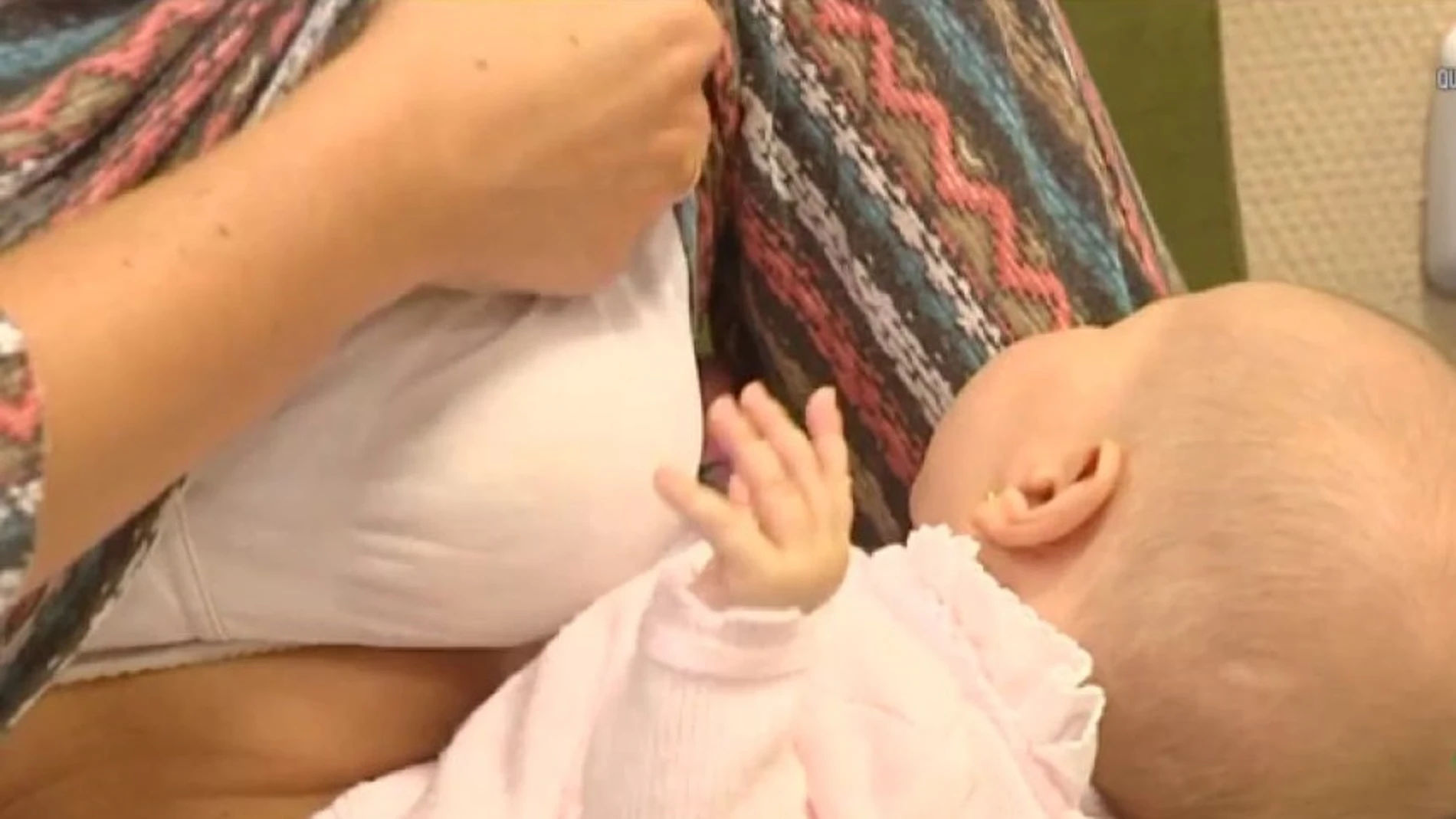 Imagen de una madre antes de amamantar a su hijo Imagen de una madre antes de amamantar a su hijo