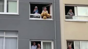 Vecinos de A Coruña cantan el 'Cumpleaños feliz' al barítono que les ameniza el confinamiento por coronavirus