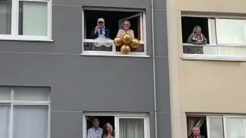 Vecinos de A Coru&ntilde;a cantan el 'Cumplea&ntilde;os feliz' al bar&iacute;tono que les ameniza el confinamiento por coronavirus