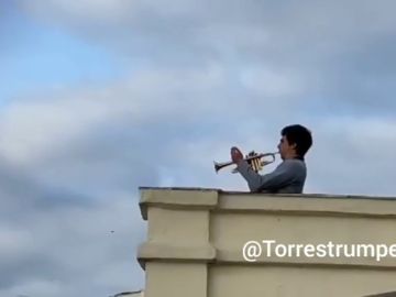 La interpretación del himno de la Décima desde una azotea de Madrid que ha encandilado al madridismo