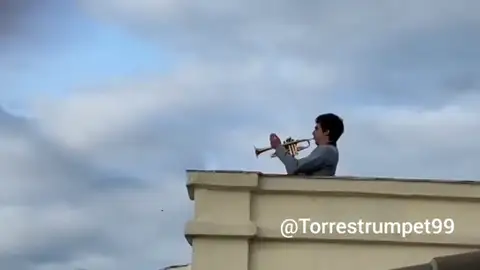 La interpretación del himno de la Décima desde una azotea de Madrid que ha encandilado al madridismo La interpretación del himno de la Décima desde una azotea de Madrid que ha encandilado al madridismo