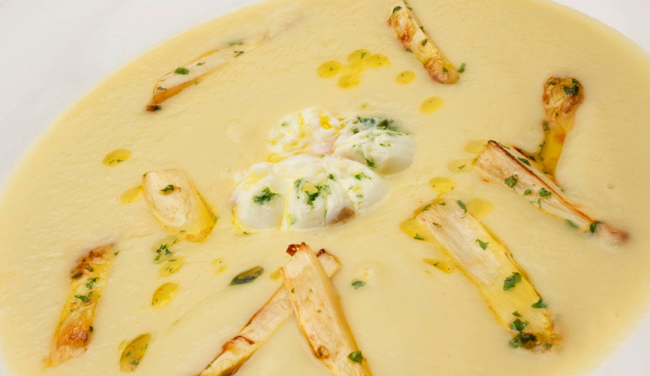 Crema de espárragos blancos con huevos flor al foie Crema de espárragos blancos con huevos flor al foie