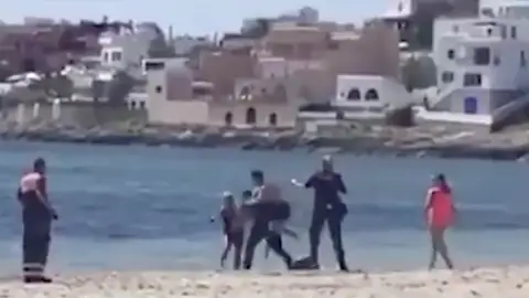 Un hombre se abalanza sobre un policía Un hombre se abalanza sobre un policía