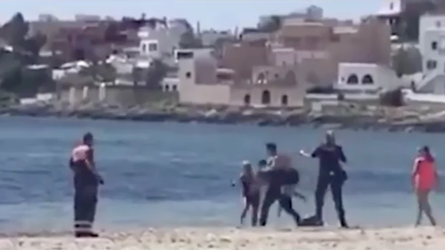 Un hombre se abalanza sobre un policía Un hombre se abalanza sobre un policía
