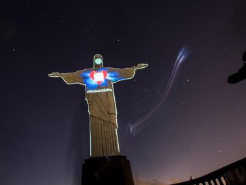 El Cristo Redentor con mascarilla