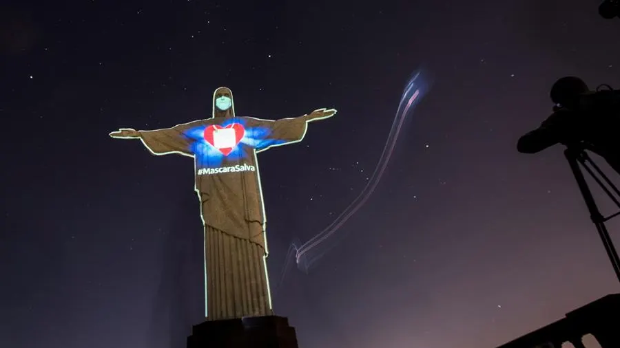 El Cristo Redentor con mascarilla