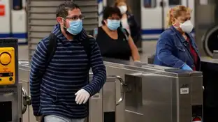 Gente con mascarilla en el transporte público Gente con mascarilla en el transporte público