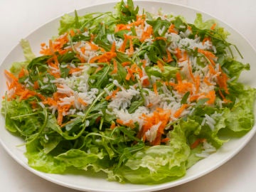 Ensalada de rúcula, zanahoria y arroz