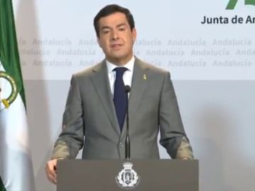 Polémica por el cambio en el escudo que usa el presidente de la Junta de Andalucía