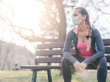 Mujer con mascarilla Mujer con mascarilla