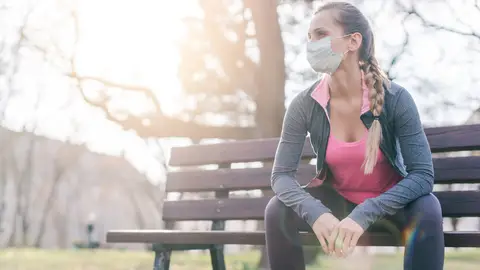 Mujer con mascarilla