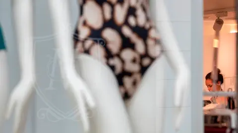 Una empleada trabaja en el interior de una tienda de ropa en Sevilla Una empleada trabaja en el interior de una tienda de ropa en Sevilla