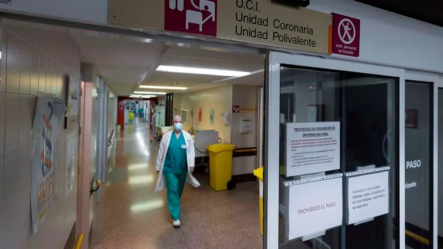Un médico en una UCI Un médico en una UCI