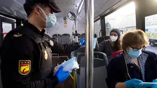 La Policía Nacional realizó a primera hora un reparto de mascarillas La Policía Nacional realizó a primera hora un reparto de mascarillas