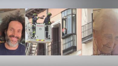 La emotiva reacción de una anciana de 110 años tras ser felicitada por los bomberos en confinamiento