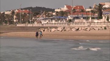 Sitges reabre sus playas para pasear o hacer deporte sobre la arena durante la fase 0 de la desescalada por coronavirus 