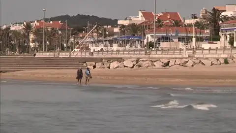 Sitges reabre sus playas para pasear o hacer deporte sobre la arena durante la fase 0 de la desescalada por coronavirus Sitges reabre sus playas para pasear o hacer deporte sobre la arena durante la fase 0 de la desescalada por coronavirus