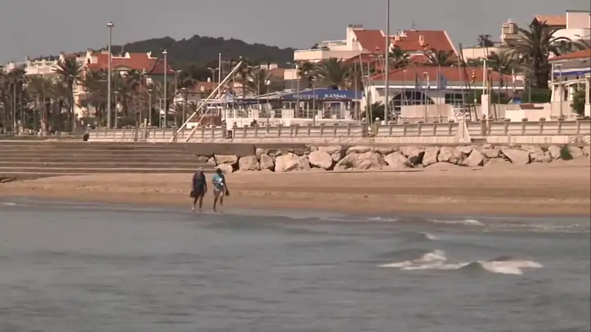 Sitges reabre sus playas para pasear o hacer deporte sobre la arena durante la fase 0 de la desescalada por coronavirus 