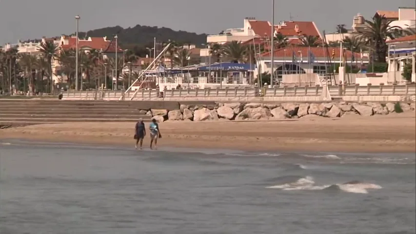 Sitges reabre sus playas para pasear o hacer deporte sobre la arena durante la fase 0 de la desescalada por coronavirus Sitges reabre sus playas para pasear o hacer deporte sobre la arena durante la fase 0 de la desescalada por coronavirus