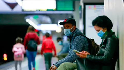 Varias personas en el metro de Bélgica Varias personas en el metro de Bélgica