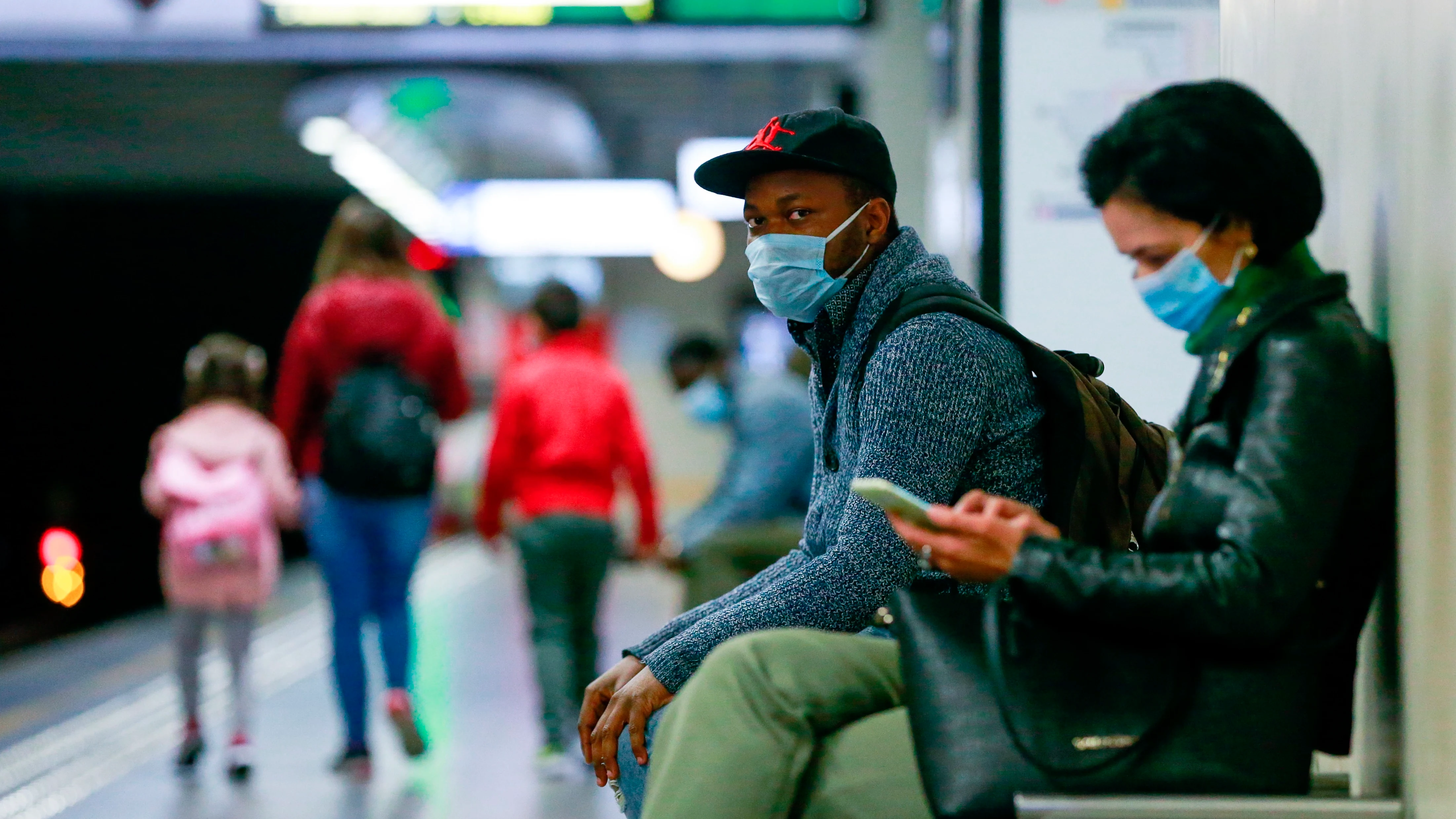 Varias personas en el metro de B&eacute;lgica