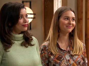 Luisita y Amelia tratan de disimular ante una visita muy especial Luisita y Amelia tratan de disimular ante una visita muy especial