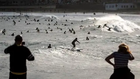Decenas de surfistas en la playa Decenas de surfistas en la playa