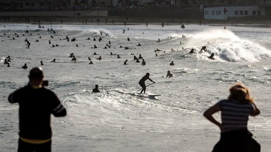 Decenas de surfistas en la playa Decenas de surfistas en la playa