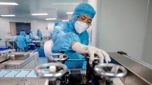 Un operario chino en un f&aacute;brica de mascarillas en Beijing