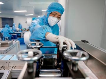 Un operario chino en un fábrica de mascarillas en Beijing