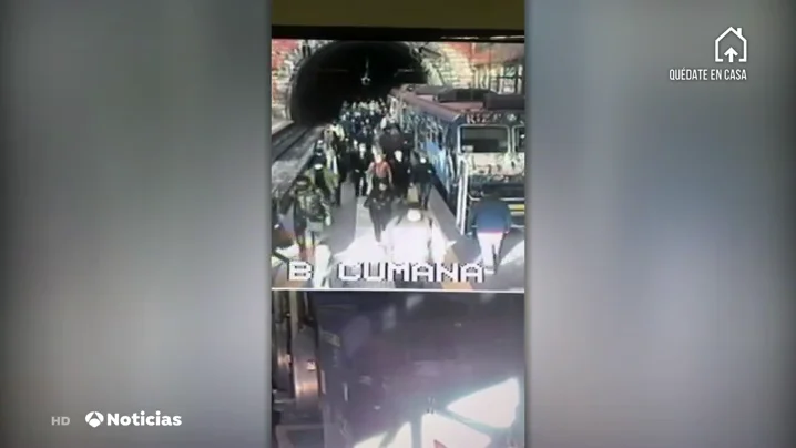 Aglomeraciones en los trenes en N&aacute;poles con el inicio de la desescalada por coronavirus en Italia