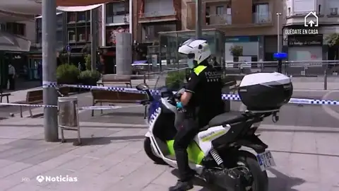 Precintan los bancos de una plaza de L’Hospitalet tras una pelea entre ancianos por sentarse en pleno confinamiento por coronavirus Precintan los bancos de una plaza de L’Hospitalet tras una pelea entre ancianos por sentarse en pleno confinamiento por coronavirus