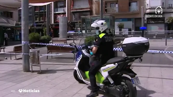 Precintan los bancos de una plaza de L&rsquo;Hospitalet tras una pelea entre ancianos por sentarse en pleno confinamiento por coronavirus