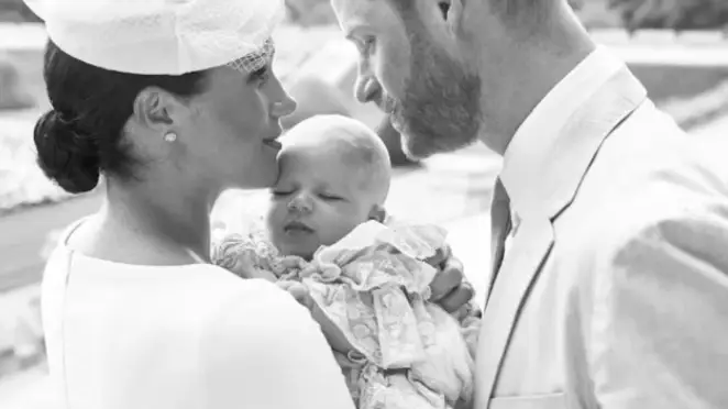Meghan Markle y el pr&iacute;ncipe Harry con Archie