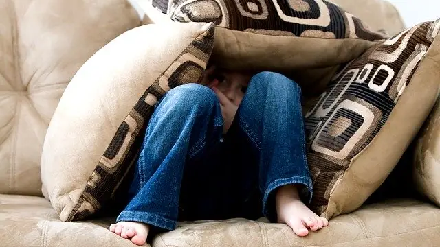 Ni&ntilde;o con ansiedad