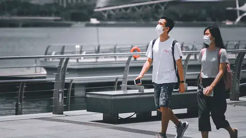 Paseando con mascarilla Paseando con mascarilla