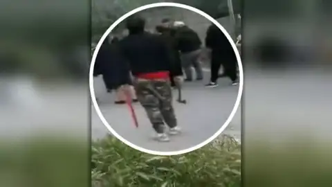 Reciben a pedradas a los agentes que acuden al poblado de O Vao para comprobar que se cumplía el confinamiento Reciben a pedradas a los agentes que acuden al poblado de O Vao para comprobar que se cumplía el confinamiento
