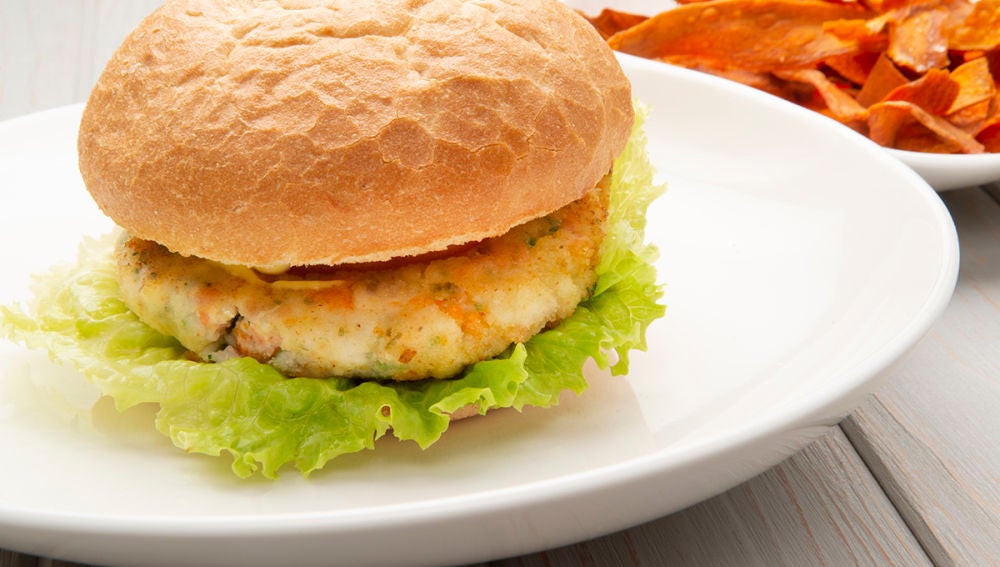 Hamburguesa de pescado con chips de boniato